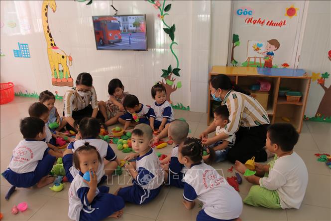 Trong ảnh: Học sinh Trường Mầm non Hương Tràm (phường 5, thành phố Cà Mau) trở lại trường học ngày 4/5/2020. Ảnh: Kim Há-TTXVN