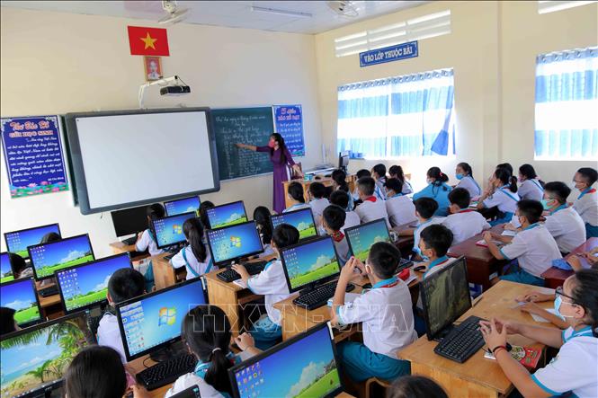 Trong ảnh: Tiết học môn tin học của học sinh Trường Tiểu học Nguyễn Đình Chiểu (phường 8, thành phố Cà Mau ) vào ngày 4/5/2020. Ảnh: Kim Há-TTXVN