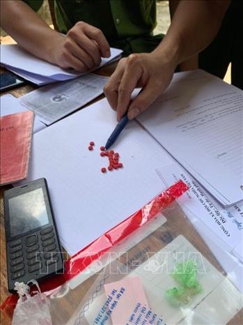 Trong ảnh: Số ma tuy thu được của đối tượng Trần Duy Khánh tàng trữ trái phép. Ảnh: TTXVN phát