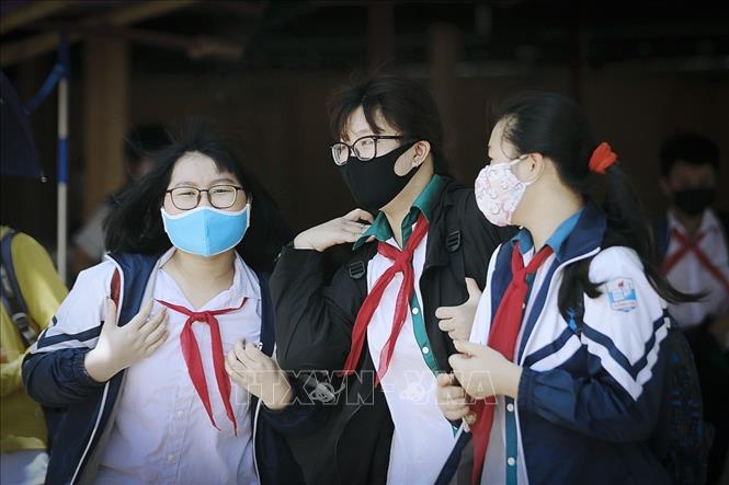 Trong ảnh: Niềm vui của các em học sinh trường Trung học cơ sở Sông Đà (tỉnh Hòa Bình) trong ngày đi học trở lại. Ảnh: Trọng Đạt - TTXVN