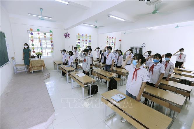 Trong ảnh: Nghi thức chào cờ thực hiện tại lớp của học sinh trường Trung học cơ sở Sông Đà (tỉnh Hòa Bình). Ảnh: Trọng Đạt - TTXVN