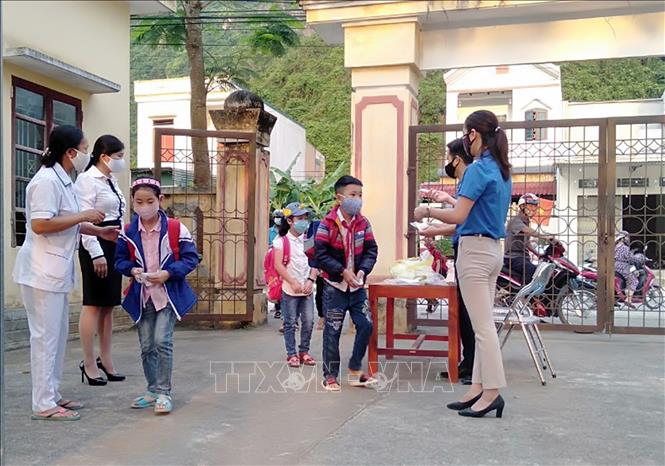 Trong ảnh: Kiểm tra thân nhiệt học sinh trước khi vào lớp tại trường học ở huyện miền núi Như Thanh, tỉnh Thanh Hóa. Ảnh: Nguyễn Nam-TTXVN