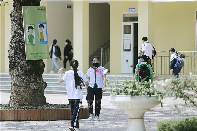 Trong ảnh: Học sinh trường Trung học cơ sở Sông Đà (tỉnh Hòa Bình) trong ngày đi học trở lại sau những ngày nghỉ dài vì dịch COVID-19. Ảnh: Trọng Đạt - TTXVN
