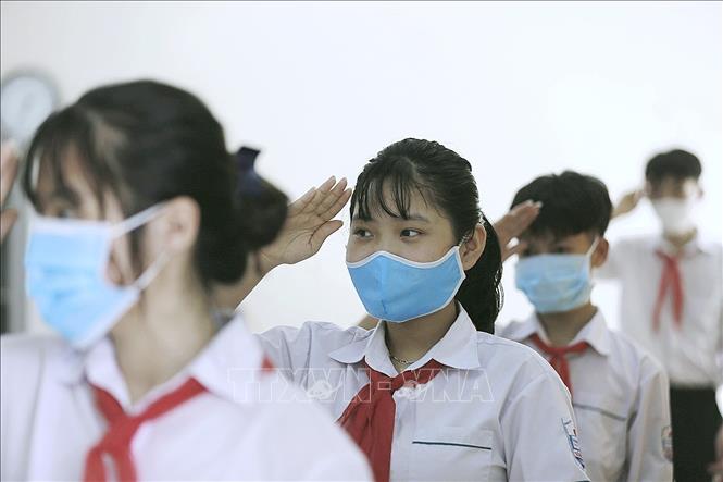 Trong ảnh: Nghi thức chào cờ thực hiện tại lớp của học sinh trường Trung học cơ sở Sông Đà (tỉnh Hòa Bình). Ảnh: Trọng Đạt-TTXVN