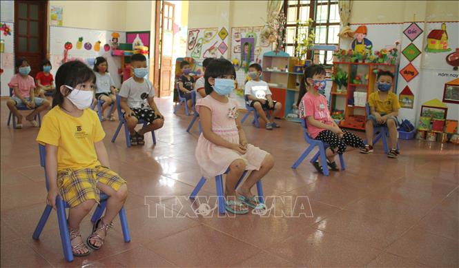 Trong ảnh: Học sinh trường Mầm non Thúy Sơn, thành phố Ninh Bình trong ngày đầu đến trường sau kỳ nghỉ do dịch COVID-19. Ảnh: Thùy Dung-TTXVN
