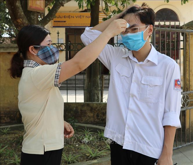 Trong ảnh: Học sinh trường Trung học cơ sở Thượng Kiệm, huyện Kim Sơn, tỉnh Ninh Bình trong ngày đầu đến lớp sau kỳ nghỉ do dịch COVID-19. Ảnh: Thùy Dung - TTXVN