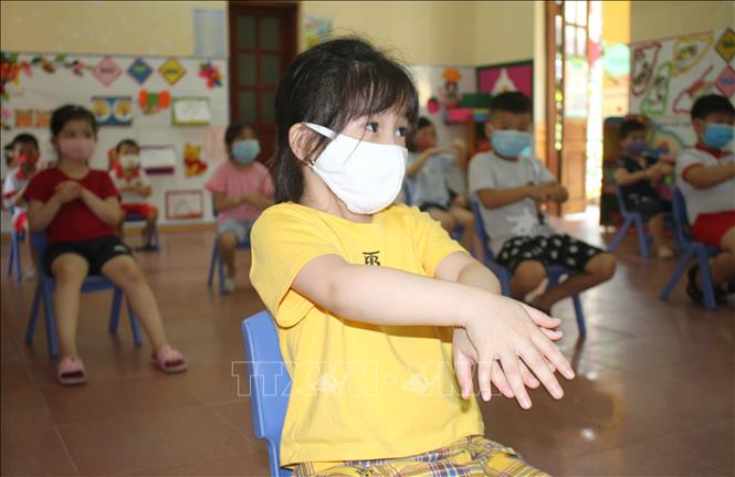 Trong ảnh: Học sinh trường Mầm non Thúy Sơn, thành phố Ninh Bình học cách rửa tay phòng chống dịch COVID-19. Ảnh: Thùy Dung-TTXVN