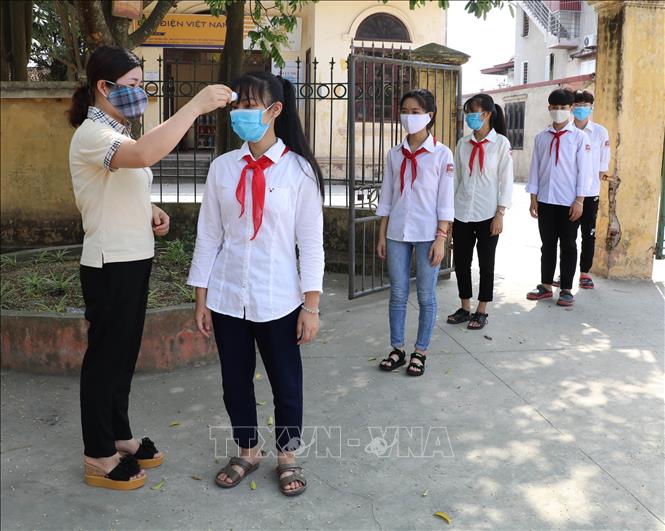 Trong ảnh: Học sinh trường Trung học cơ sở Thượng Kiệm, huyện Kim Sơn, tỉnh Ninh Bình trong ngày đầu đến lớp sau kỳ nghỉ do dịch COVID-19. Ảnh: Thùy Dung - TTXVN