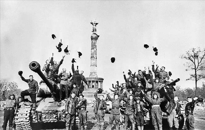 Xem hình ảnh về Ngày chiến thắng để vui chơi và tìm hiểu về sự kiện quan trọng đánh dấu thắng lợi cuối cùng của Liên Xô trong Chiến tranh Thế giới thứ hai. Đó là một ngày lịch sử cho quốc gia và có ý nghĩa quan trọng đối với toàn thế giới.