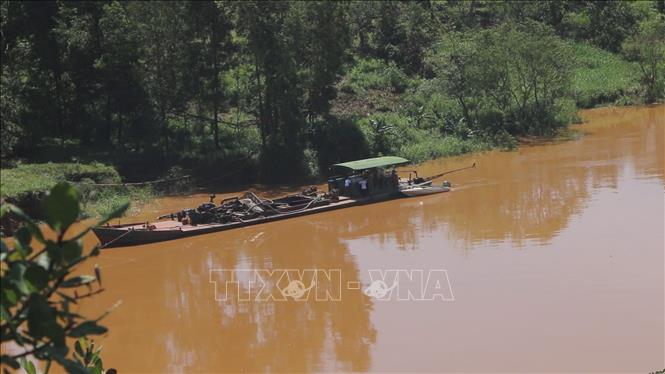 Trong ảnh: Tàu khai thác cát tại xã Đăng Hà, huyện Bù Đăng, tỉnh Bình Phước. Ảnh: Dương Chí Tưởng-TTXVN
