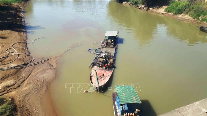 Trong ảnh: Tàu khai thác cát tại xã Đăng Hà, huyện Bù Đăng, tỉnh Bình Phước. Ảnh: Dương Chí Tưởng-TTXVN
