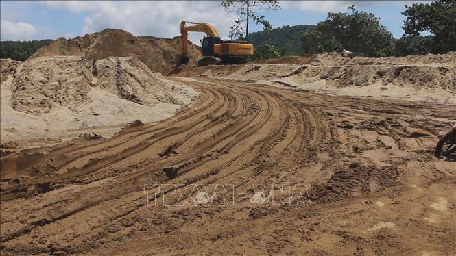 Trong ảnh: Bãi tập kết cát ở xã Đăng Hà, huyện Bù Đăng, tỉnh Bình Phước. Ảnh: Dương Chí Tưởng-TTXVN
