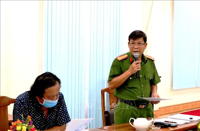 Trong ảnh: Đại tá Dương Văn Mạnh, Phó giám đốc Công an tỉnh Bình Phước trao đổi với phóng viên TTXVN về thực trạng khai thác cát. Ảnh: Dương Chí Tưởng-TTXVN

