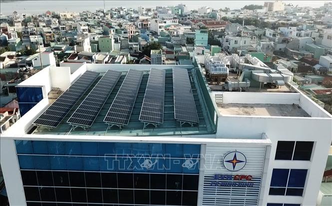 Trong ảnh: Hệ thống điện mặt trời áp mái được lắp đặt trên sân thượng trụ sở Công ty Điện lực Bình Định. Ảnh: Nguyên Linh - TTXVN 