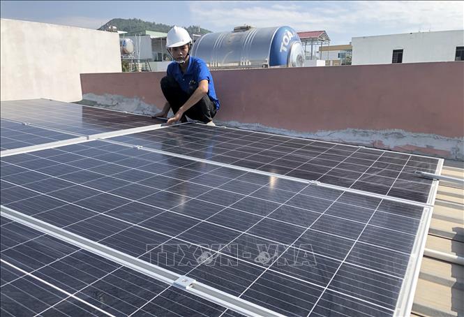 Trong ảnh: Công nhân kiểm tra, bảo dưỡng định kỳ hệ thống điện mặt trời áp mái cho hộ dân ở thành phố Quy Nhơn, Bình Định. Ảnh: Nguyên Linh - TTXVN 