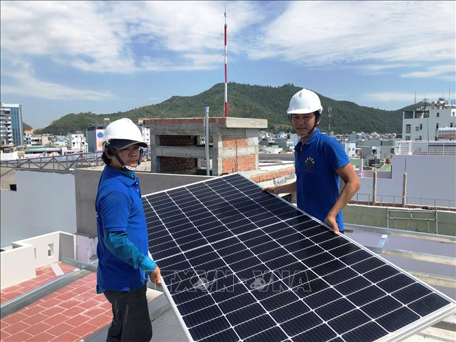 Trong ảnh: Công nhân Công ty Công nghệ Hưng Lợi lắp đặt hệ thống điện mặt trời áp mái cho hộ dân ở thành phố Quy Nhơn, Bình Định. Ảnh: Nguyên Linh - TTXVN 