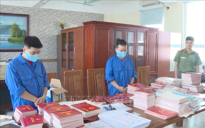 Trong ảnh: Tang vật được cơ quan điều tra thu giữ. Ảnh: Đinh Tuấn - TTXVN phát