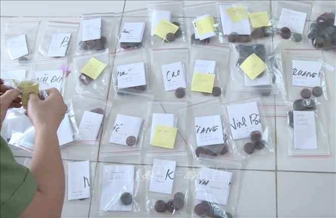 Trong ảnh: Các dụng cụ làm văn bằng giả thu giữ được tại hiện trường. Ảnh: Đinh Tuấn - TTXVN phát