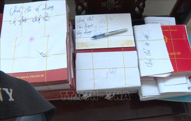 Trong ảnh: Văn bằng giả thu giữ tại hiện trường. Ảnh: Đinh Tuấn - TTXVN phát