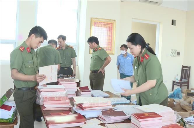 Trong ảnh: Lực lượng chức năng kiểm tra tang vật tại hiện trường. Ảnh: Đinh Tuấn - TTXVN phát