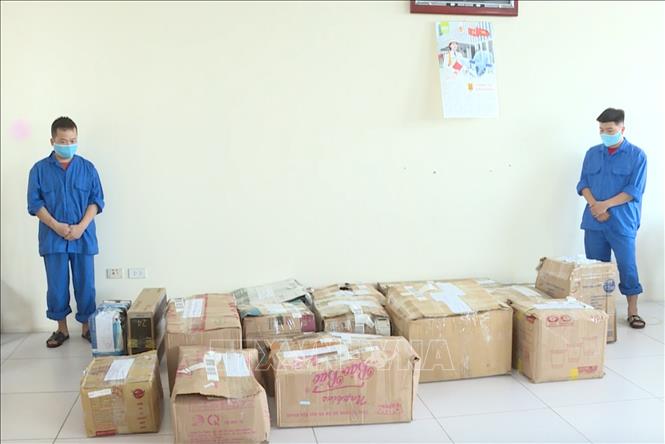 Trong ảnh: Bắt giữ hai đối tượng Dương Hữu Hưng và Dương Văn Lạng để điều tra về hành vi làm giả con dấu của cơ quan, tổ chức. Ảnh: Đinh Tuấn - TTXVN phát