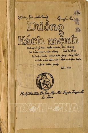 Năm 1924, đồng chí Nguyễn Ái Quốc về Quảng Châu, Trung Quốc và thành lập Hội Việt Nam Cách mạng Thanh niên (tháng 6/1925), mở lớp Huấn luyện chính trị, ra Báo Thanh niên, truyền giảng cho đội ngũ cán bộ cốt cán đầu tiên của Việt Nam những nội dung cơ bản của học thuyết Marx - Lenin, để chuẩn bị cho sự ra đời một chính Đảng vô sản kiểu mới ở Việt Nam. Trong ảnh: Cuốn “Đường Kách mệnh” tập hợp những bài giảng của Nguyễn Ái Quốc - Hồ Chí Minh giảng tại lớp Huấn luyện chính trị các thanh niên yêu nước Việt Nam trong những năm 1925-1927. Ảnh: Tư liệu/TTXVN phát