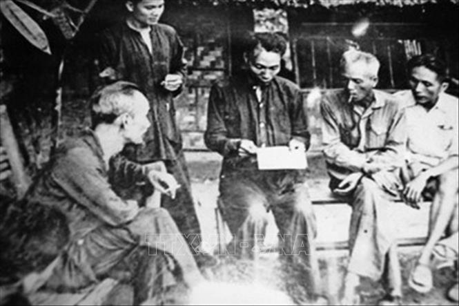 Trong ảnh: Bác Hồ (Thầu Chín) và các đồng chí tại Thái Lan năm 1928. Thầu Chín là bí danh của lãnh tụ Nguyễn Ái Quốc hoạt động ở Xiêm, nay là Vương quốc Thái Lan, trong thời gian 1928-1929. Thầu là tiếng Thái-Lào, để gọi người nhiều tuổi và biểu thị sự tôn kính. Ảnh: Tư liệu/TTXVN phát