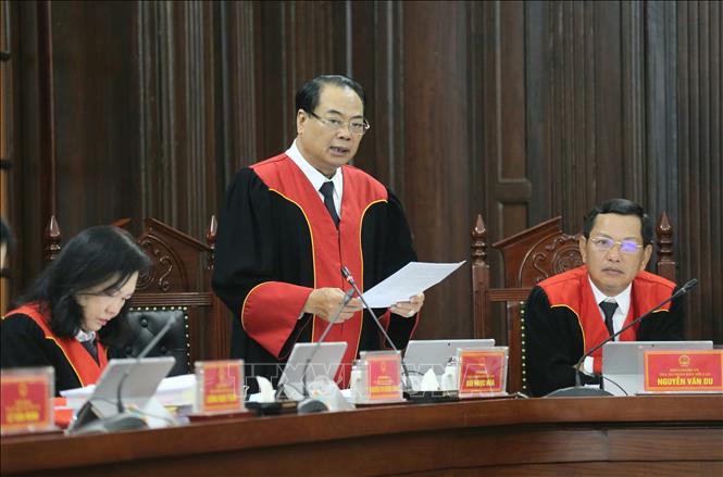 Trong ảnh: Thẩm phán Thẩm phán Tòa án nhân dân tối cao Bùi Ngọc Hòa đọc lại toàn bộ bản án. Ảnh: Doãn Tấn - TTXVN