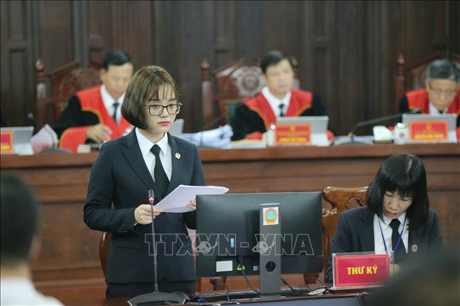 Trong ảnh: Thư ký tòa án báo cáo Hội đồng thẩm phán về người đến dự. Ảnh: Doãn Tấn - TTXVN