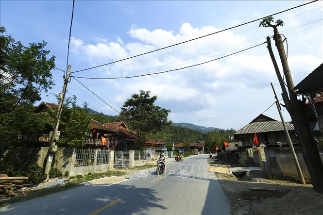 Trong ảnh: Điện lưới được kéo về các thôn bản. Ảnh: Phan Tuấn Anh - TTXVN