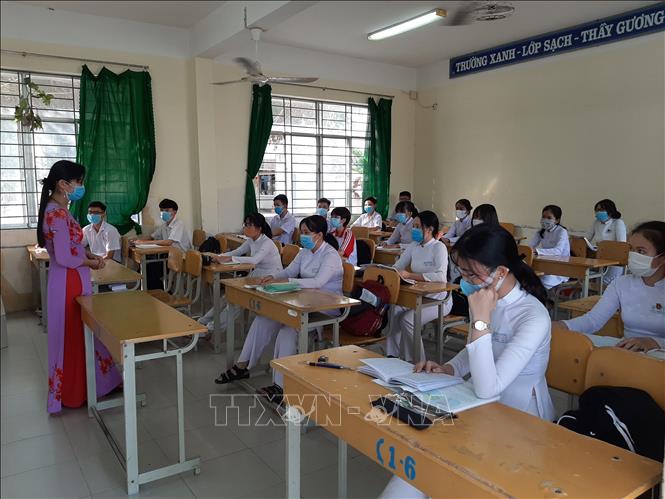 Trong ảnh: Trường Trung học phổ thông Lê Quý Đôn, thành phố Tân An (Long An) chia mỗi lớp thành 2 ca học lệch giờ nhằm tạo giãn cách tối ưu nhất. Ảnh: Đức Hạnh - TTXVN