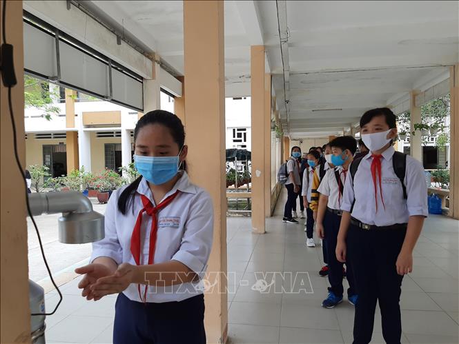 Trong ảnh: Trường Trung học cơ sở Nguyễn Trung Trực, huyện Bến Lức (Long An) trang bị vòi rửa tay khô tự động tại hành lang lớp học. Ảnh: Đức Hạnh - TTXVN