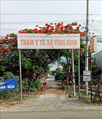 Trong ảnh: Trạm y tế xã Vĩnh Bình (Châu Thành, An Giang) nơi đang thực hiện cách ly tập trung đối với hai em học sinh và bà ngoại. Ảnh: Công Mạo - TTXVN