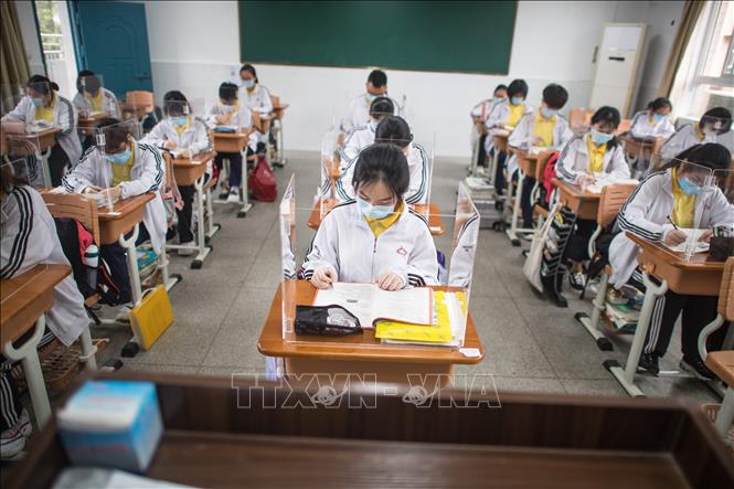 Trong ảnh: Học sinh tại một trường học ở Vũ Hán, tỉnh Hồ Bắc, Trung Quốc ngày 6/5/2020. Ảnh: THX/ TTXVN