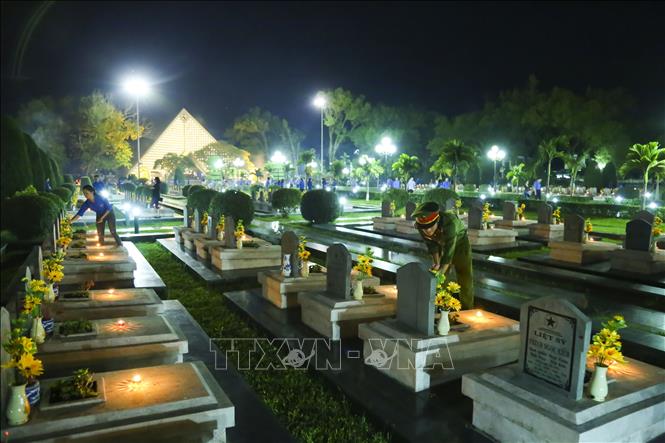 Trong ảnh: Thế hệ trẻ thắp nến tri ân những Anh hùng đã ngã xuống trên mảnh đất lịch sử (ảnh tư liệu). Ảnh: Phan Tuấn Anh - TTXVN 