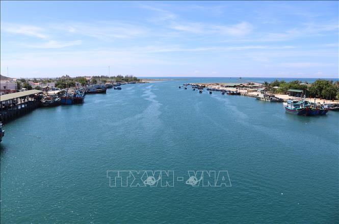 Trong ảnh: Đầm Nại liên thông với biển qua lạch Ninh Chữ. Ảnh: Nguyễn Thành – TTXVN
