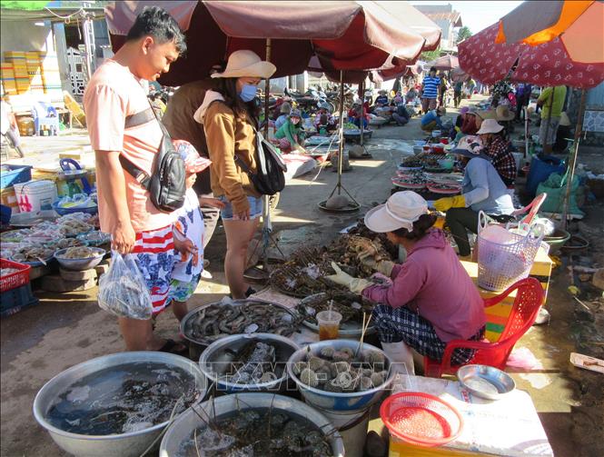 Trong ảnh: Chợ Nại nằm ngay bên Đầm Nại chuyên cung cấp các loại hải sản tươi ngon. Ảnh: Nguyễn Thành – TTXVN