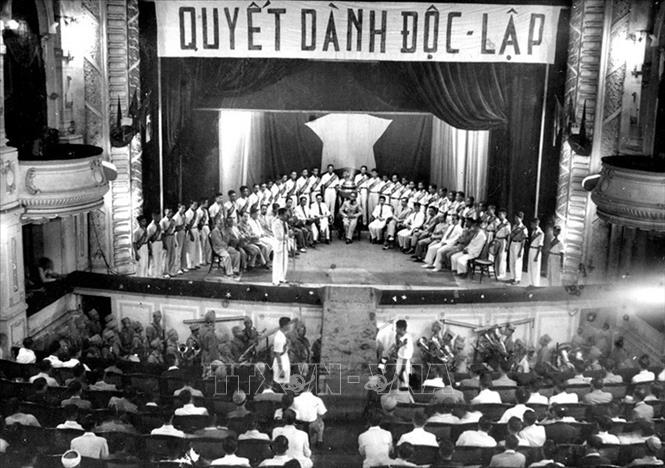 Trong ảnh: Ngày 5/11/1945, “Ngày Kháng chiến” được tổ chức trên toàn quốc nhằm biểu thị sự ủng hộ của toàn dân đối với cuộc chiến đấu oanh liệt của đồng bào Nam Bộ. Tại Hà Nội, Chủ tịch Hồ Chí Minh đã đến dự và đọc diễn văn tại Nhà hát lớn – Hà Nội. Ảnh: Tư liệu TTXVN