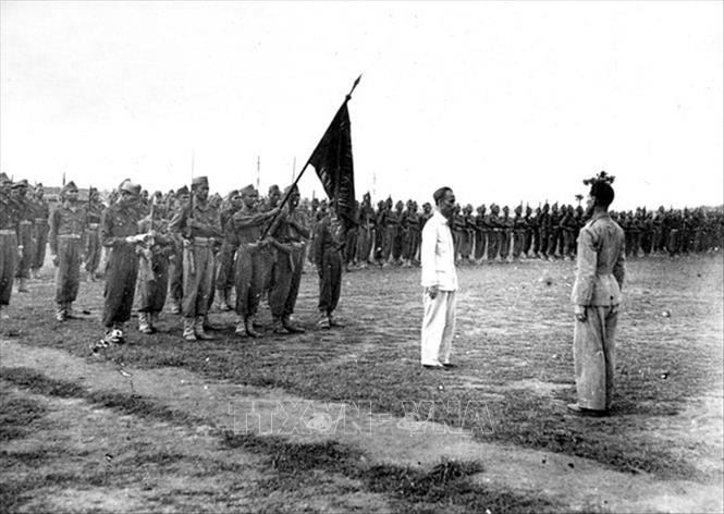 Trong ảnh: Chủ tịch Hồ Chí Minh đến thăm và trao tặng Trường Võ bị Trần Quốc Tuấn lá cờ thêu sáu chữ vàng “Trung với nước, hiếu với dân” tại Sơn Tây, ngày 26/5/1946. Ảnh: Tư liệu/TTXVN phát