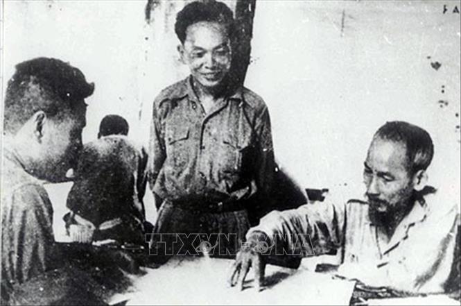 Trong ảnh: Chủ tịch Hồ Chí Minh cùng Đại tướng Võ Nguyên Giáp nghiên cứu phương án tác chiến chiến dịch Biên giới, năm 1950. Ảnh: Tư liệu/TTXVN phát