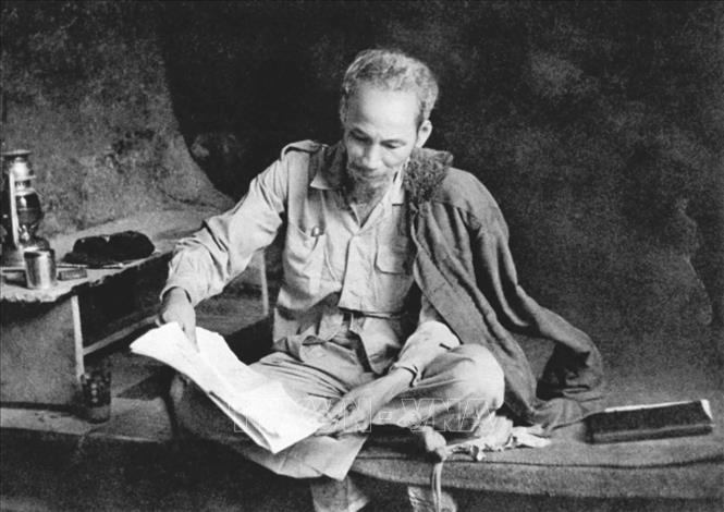 Trong ảnh: Chủ tịch Hồ Chí Minh làm việc trong hang đá ở Việt Bắc (1951). Ảnh: Tư liệu TTXVN