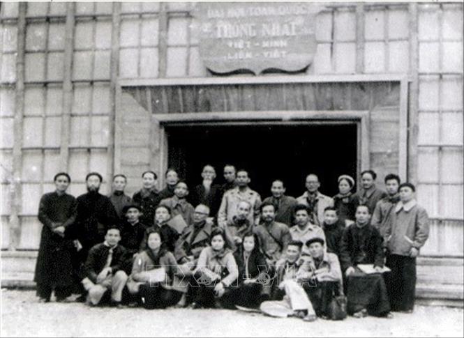 Trong ảnh: Chủ tịch Hồ Chí Minh với các đại biểu dự Đại hội thống nhất Việt Minh và Liên Việt thành Mặt trận Liên hiệp quốc dân Việt Nam (gọi tắt là Mặt trận Liên Việt), từ ngày 3 đến 7/3/1951 tại xã Vinh Quang (nay là xã Kim Bình) huyện Chiêm Hóa, tỉnh Tuyên Quang. Ảnh: Tư liệu TTXVN