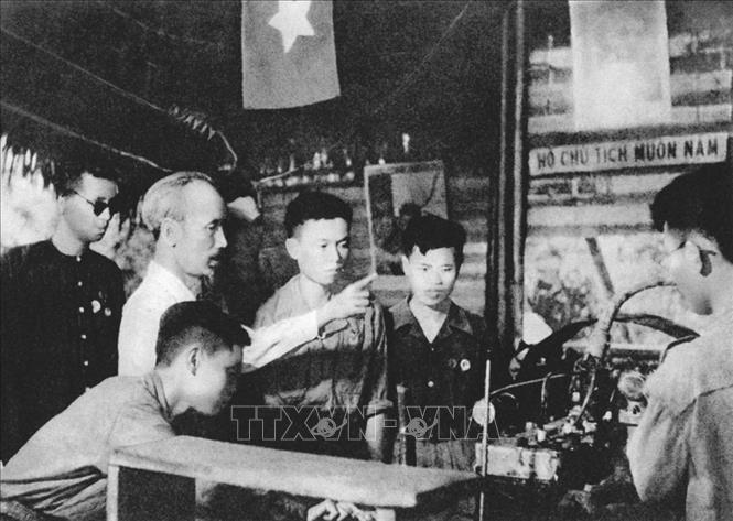 Trong ảnh: Chủ tịch Hồ Chí Minh thăm xưởng công binh tại căn cứ địa Việt Bắc (2/1951). Ảnh: Tư liệu/TTXVN phát