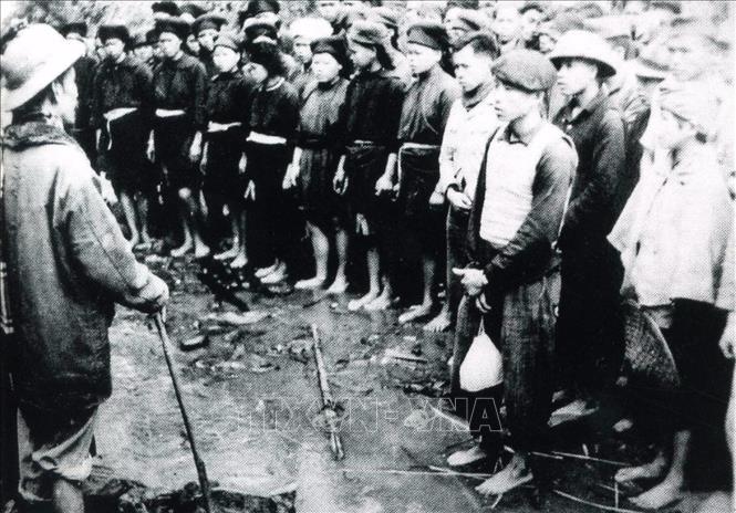 Trong ảnh: Bác Hồ thăm đơn vị thanh niên xung phong năm 1951. Ảnh: Tư liệu/TTXVN phát