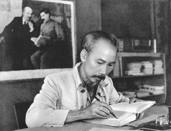 Trong ảnh: Chủ tịch Hồ Chí Minh trong phòng làm việc của Người tại căn cứ địa Việt Bắc (1951). Ảnh: Tư liệu/TTXVN phát