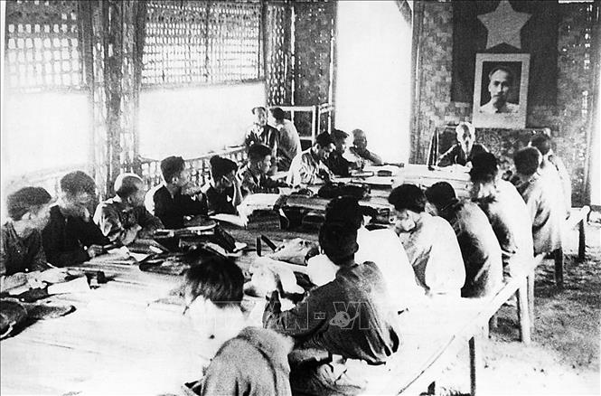 Trong ảnh: Chủ tịch Hồ Chí Minh chủ trì phiên họp Hội đồng Chính phủ tại Việt Bắc (1953). Ảnh: Tư liệu/TTXVN phát