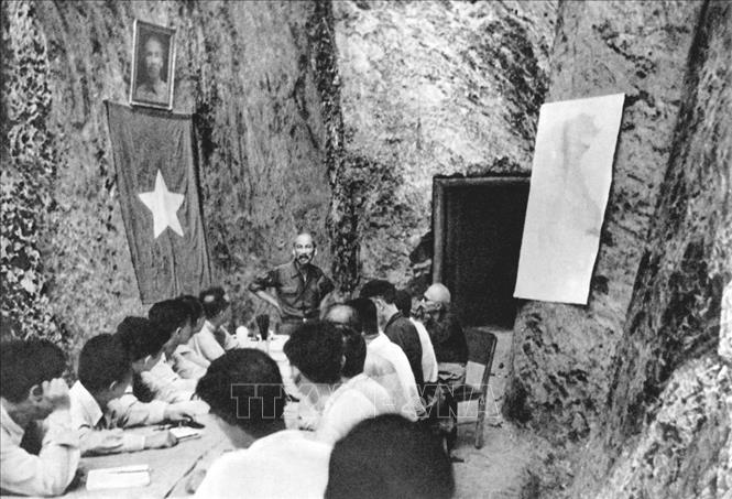 Trong ảnh: Chủ tịch Hồ Chí Minh chủ trì phiên họp Hội đồng Chính phủ sau chiến thắng Điện Biên Phủ tại xã Kim Quan, huyện Yên Sơn, tỉnh Tuyên Quang (23/7/1954). Ảnh: Tư liệu/TTXVN phát