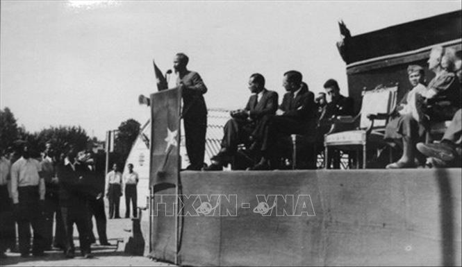 Chuyến thăm Pháp theo lời mời của Chính phủ Pháp kéo dài hơn 4 tháng (31/5 – 20/10/1946) của Chủ tịch Hồ Chí Minh với tư cách là nguyên thủ quốc gia của nước Việt Nam Dân chủ cộng hòa, giữa lúc đất nước đang đứng trước bao thử thách hiểm nguy là một trong những hoạt động đối ngoại quan trọng nhất của Chính phủ Việt Nam trong những năm 1945 - 1946 để cứu vãn nền hòa bình trong khi thực dân Pháp đang quyết tâm xâm lược Việt Nam một lần nữa. Trong ảnh: Chủ tịch Hồ Chí Minh nói chuyện với kiều bào Việt Nam tại Marseille, ngày 17/9/1946. Ảnh: Tư liệu/TTXVN phát
