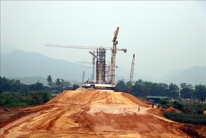 Trong ảnh: Thi công cầu Tình Húc. Ảnh Quang Đán - TTXVN