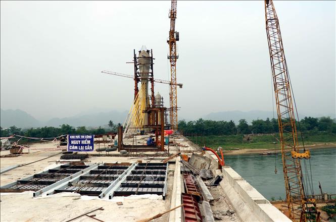 Trong ảnh: Cầu Tình Húc sau khi hợp long. Ảnh Quang Đán - TTXVN